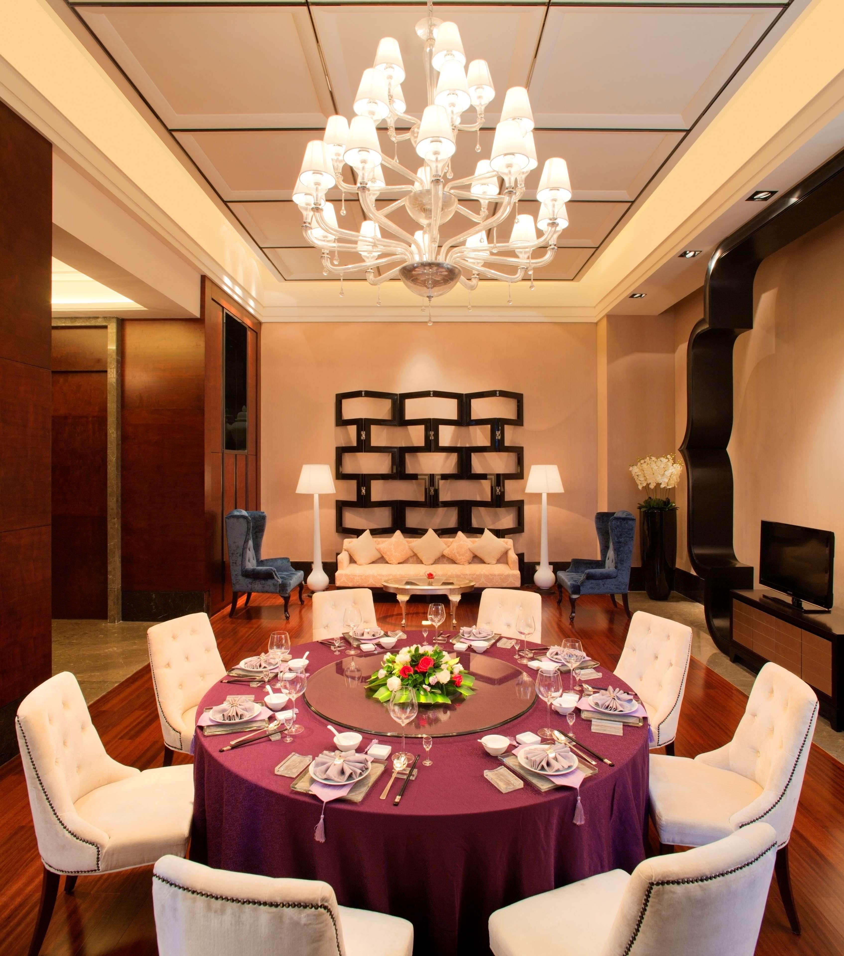 Radisson Blu Plaza Chongqing - Free 2 Bottle Of Local Beer Per Room During Stay Dış mekan fotoğraf