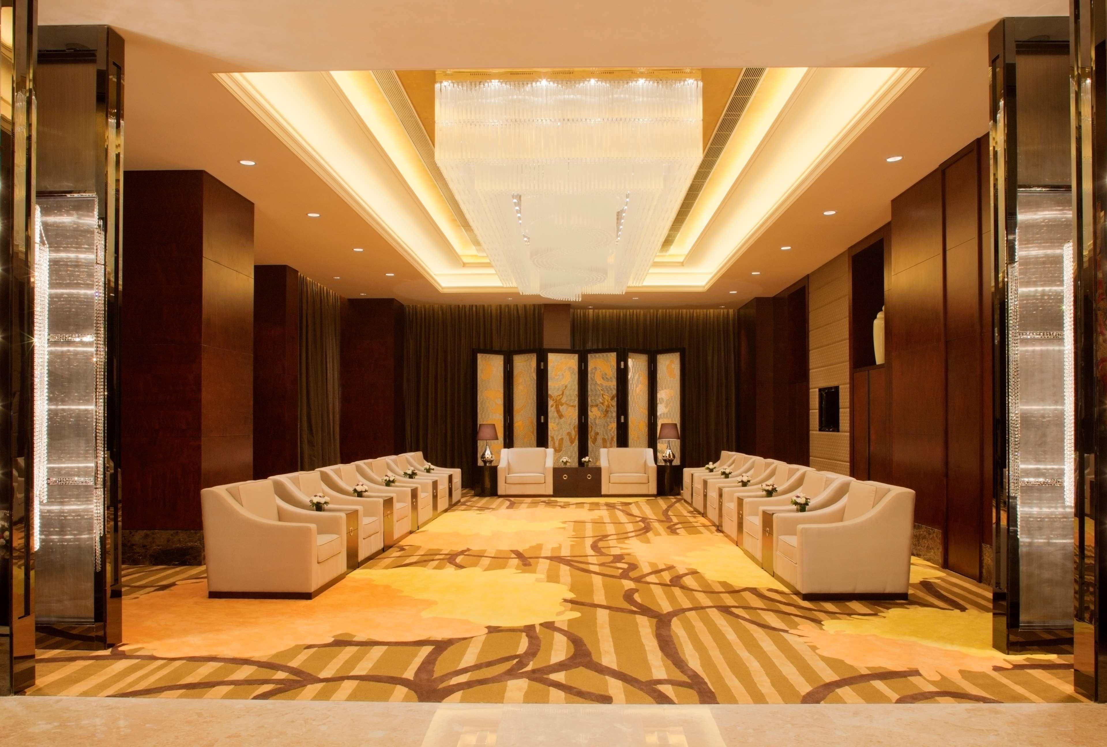 Radisson Blu Plaza Chongqing - Free 2 Bottle Of Local Beer Per Room During Stay Dış mekan fotoğraf