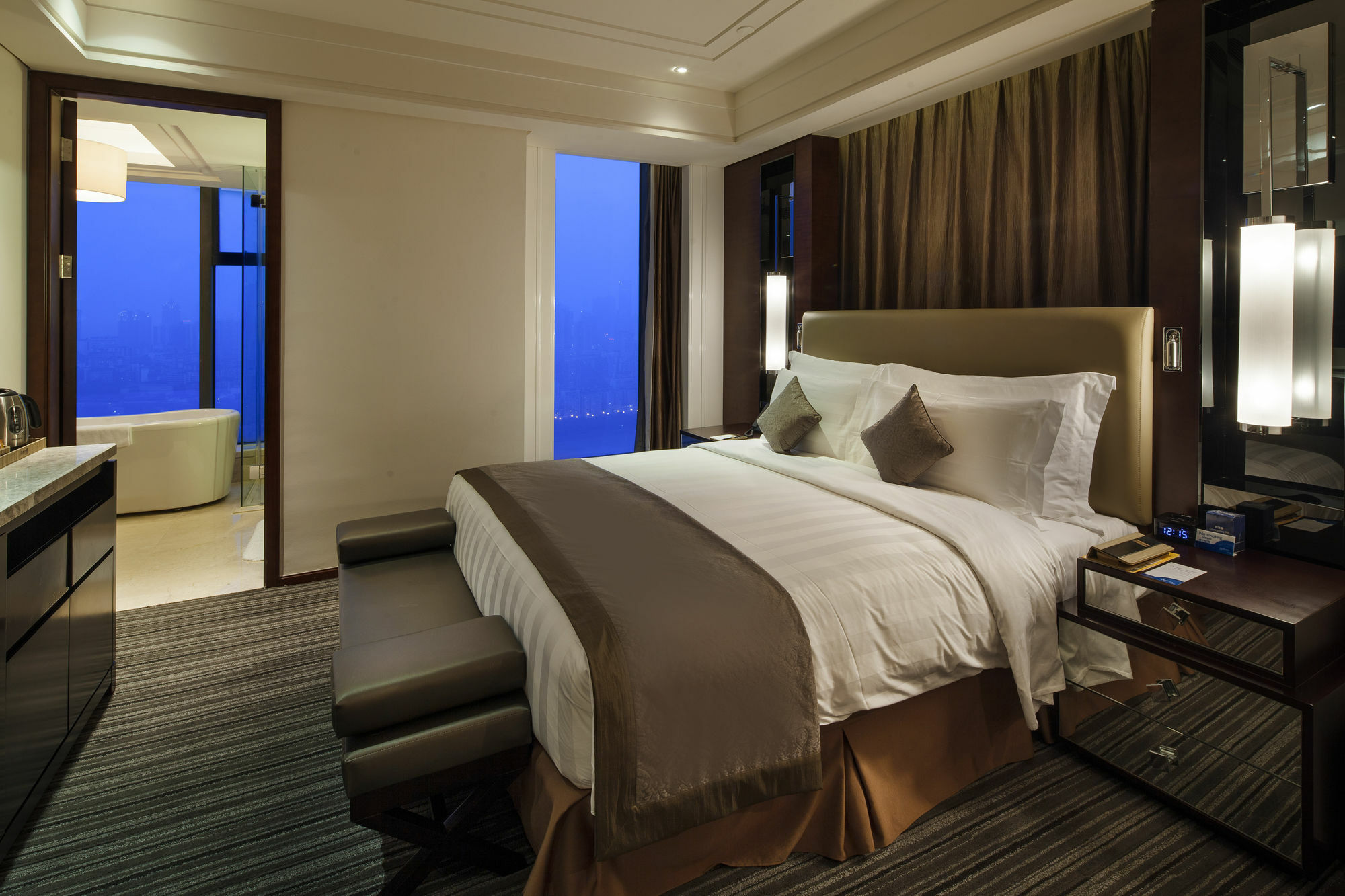 Radisson Blu Plaza Chongqing - Free 2 Bottle Of Local Beer Per Room During Stay Dış mekan fotoğraf