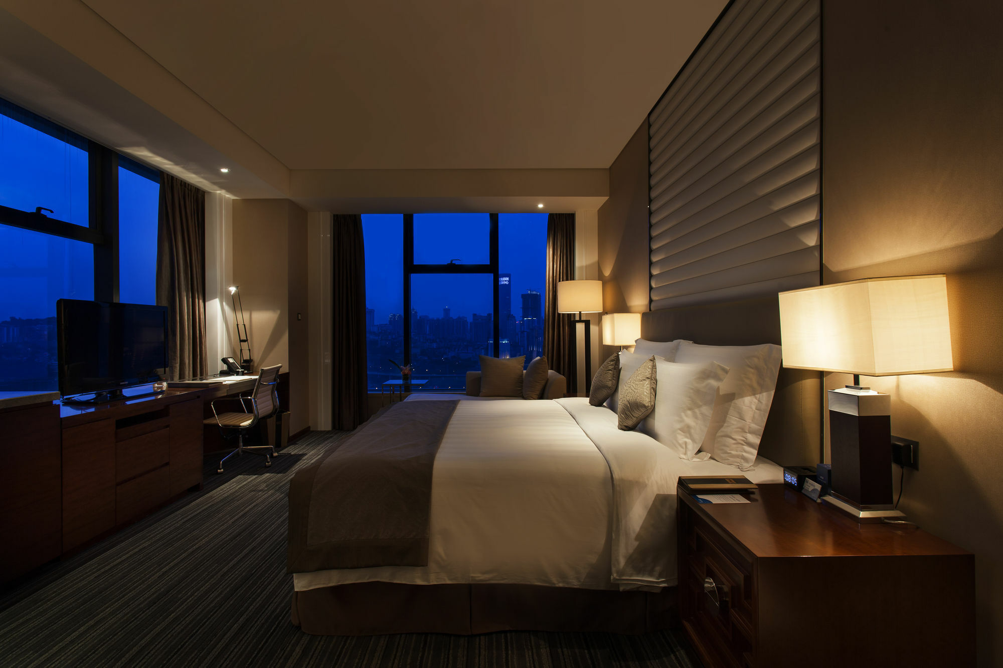 Radisson Blu Plaza Chongqing - Free 2 Bottle Of Local Beer Per Room During Stay Dış mekan fotoğraf